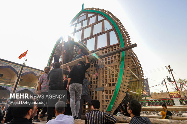 آیین نخل‌بندی؛ نیایشِ قامت‌های چوبی در مهریز