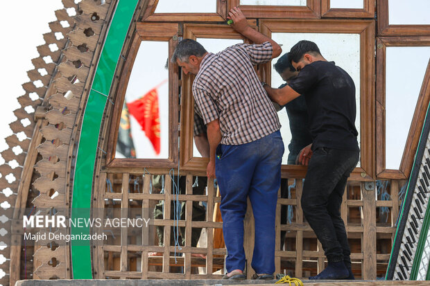آیین نخل‌بندی؛ نیایشِ قامت‌های چوبی در مهریز
