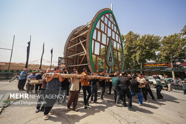 آیین نخل‌بندی؛ نیایشِ قامت‌های چوبی در مهریز