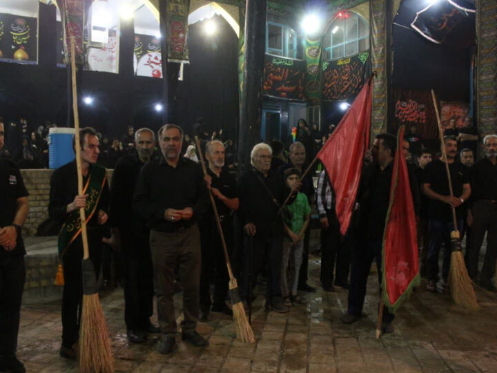 آیین سنتی جاروکشی در حسینیه ارشاد علیاء نطنز برگزار شد