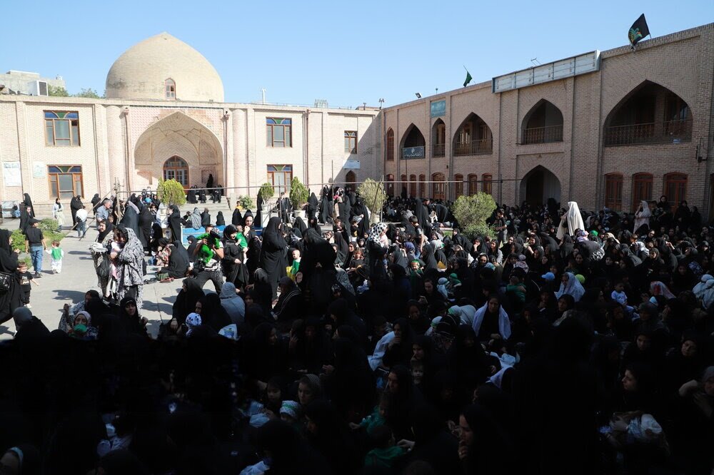 همایش شیرخوارگان حسینی در امامزاده سید حمزه تبریز برگزار شد