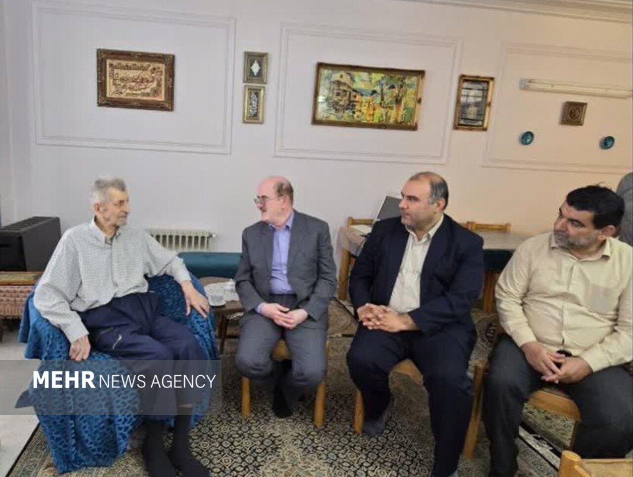 تجلیل مسئولان لنگرود از پدر علم فیزیولوژی گیاهی ایران تجلیل مسئولان لنگرود از پدر علم فیزیولوژی گیاهی ایران