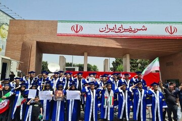 İranlı öğrencilerden şehitlere saygı duruşu