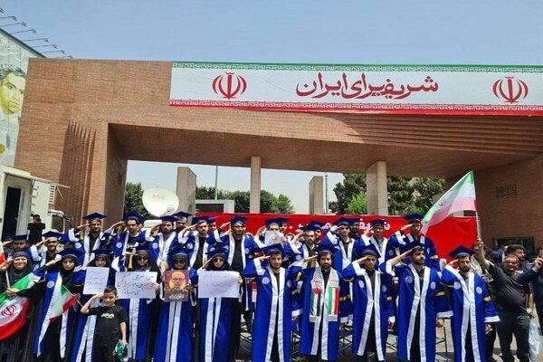 İranlı öğrencilerden şehitlere saygı duruşu İranlı öğrencilerden şehitlere saygı duruşu