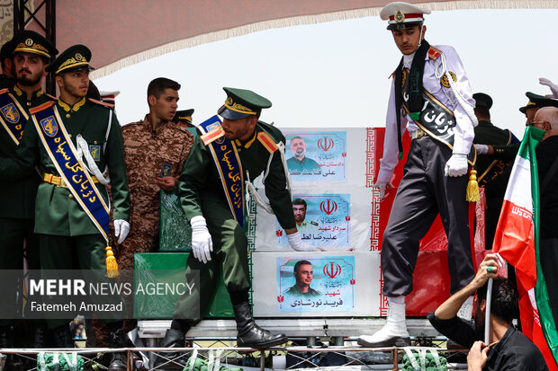 تشییع پیکر 60 شهید اقتدار در تهران - 4 14
