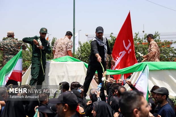تشییع پیکر 60 شهید اقتدار در تهران - 4 24