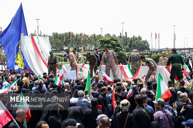 تشییع پیکر 60 شهید اقتدار در تهران - 4 27