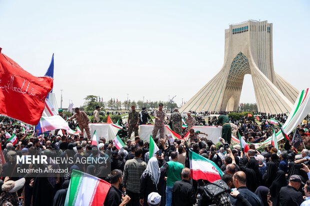 تشییع پیکر 60 شهید اقتدار در تهران - 4 35