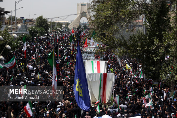 تشییع پیکر 60 شهید اقتدار در تهران - 4 43
