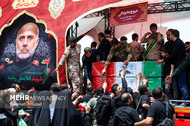 تشییع پیکر 60 شهید اقتدار در تهران - 4 39
