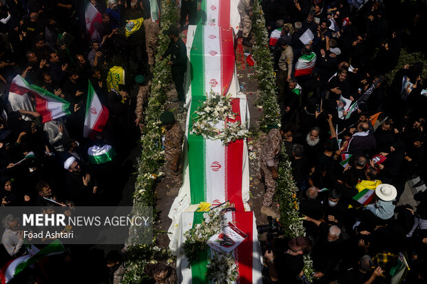 تشییع پیکر 60 شهید اقتدار در تهران - 3 37