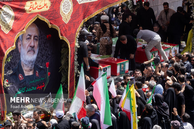 تشییع پیکر 60 شهید اقتدار در تهران - 3 33