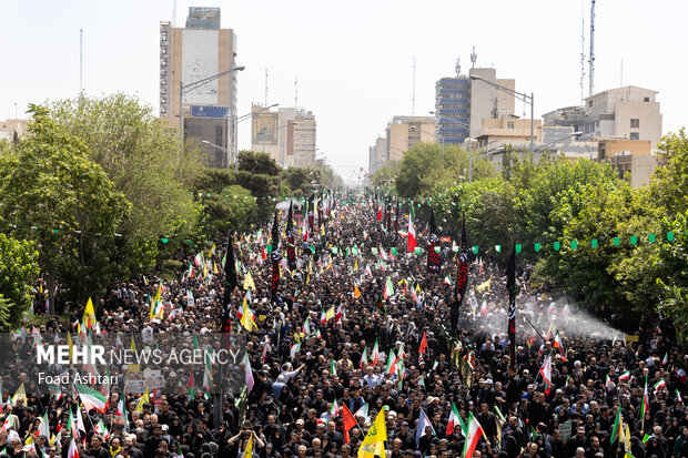 تشییع پیکر 60 شهید اقتدار در تهران - 3 38