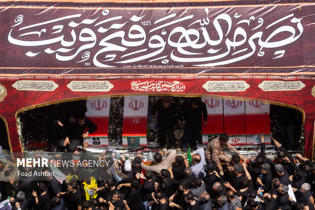 تشییع پیکر 60 شهید اقتدار در تهران - 3 49