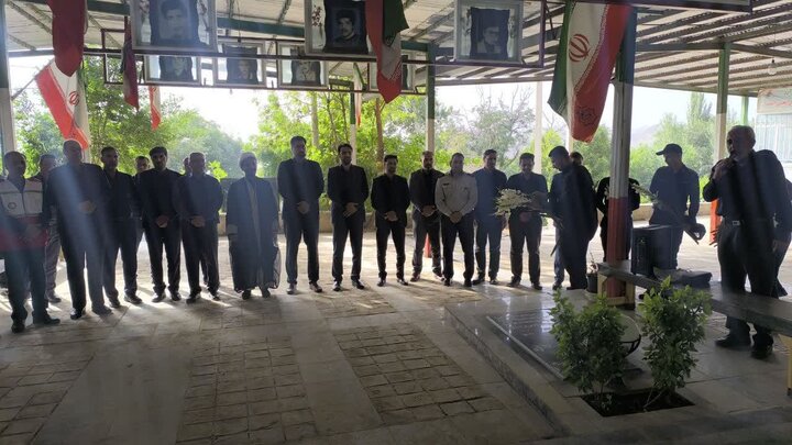 عطر شهادت در نطنز پیچید؛ غبارروبی گلزار شهدا به مناسبت هفته قوه قضائیه