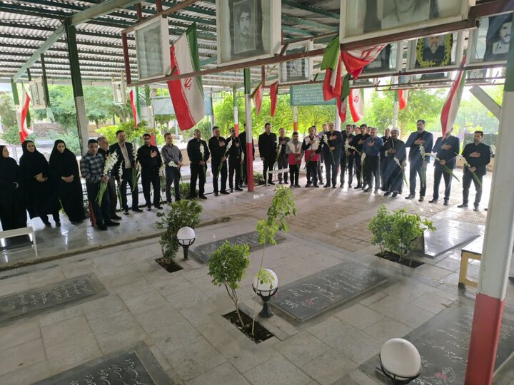 عطر شهادت در نطنز پیچید؛ غبارروبی گلزار شهدا به مناسبت هفته قوه قضائیه