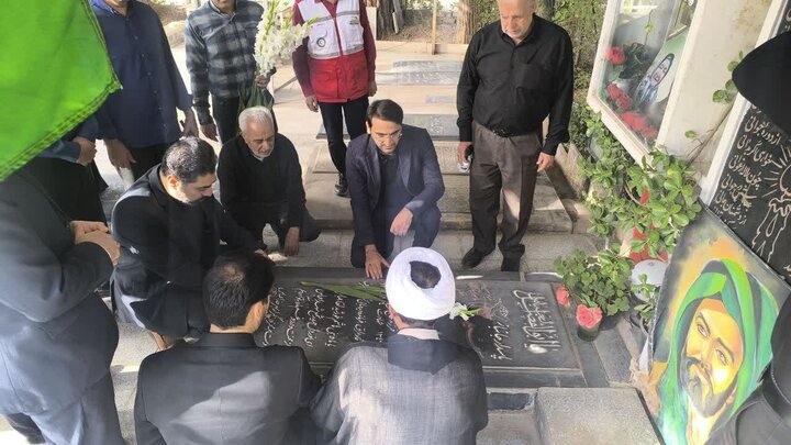 عطر شهادت در نطنز پیچید؛ غبارروبی گلزار شهدا به مناسبت هفته قوه قضائیه