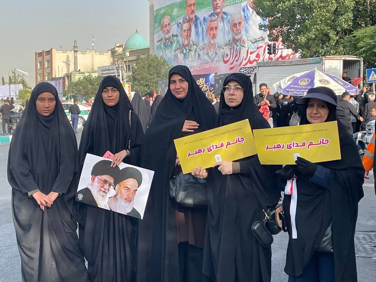وصول جثامين الشهداء إلى ساحة الثورة