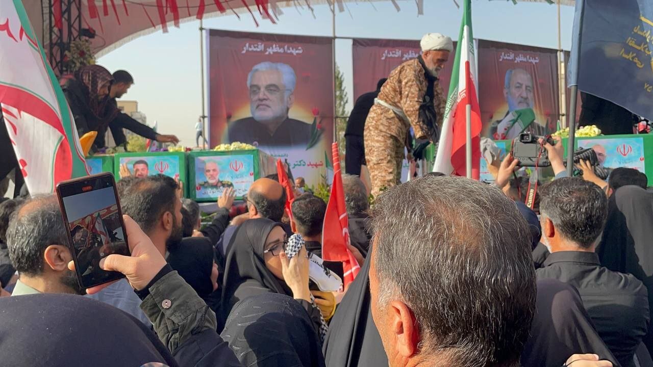 وصول جثامين الشهداء إلى ساحة الثورة