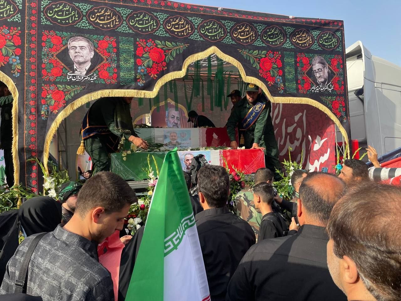 وصول جثامين الشهداء إلى ساحة الثورة