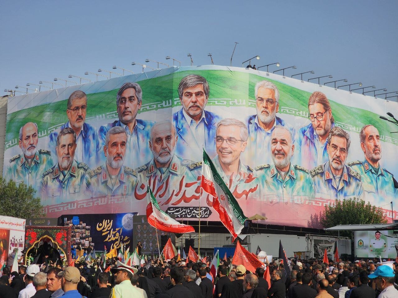جدارية ساحة الثورة يتزين بصور الشهداء