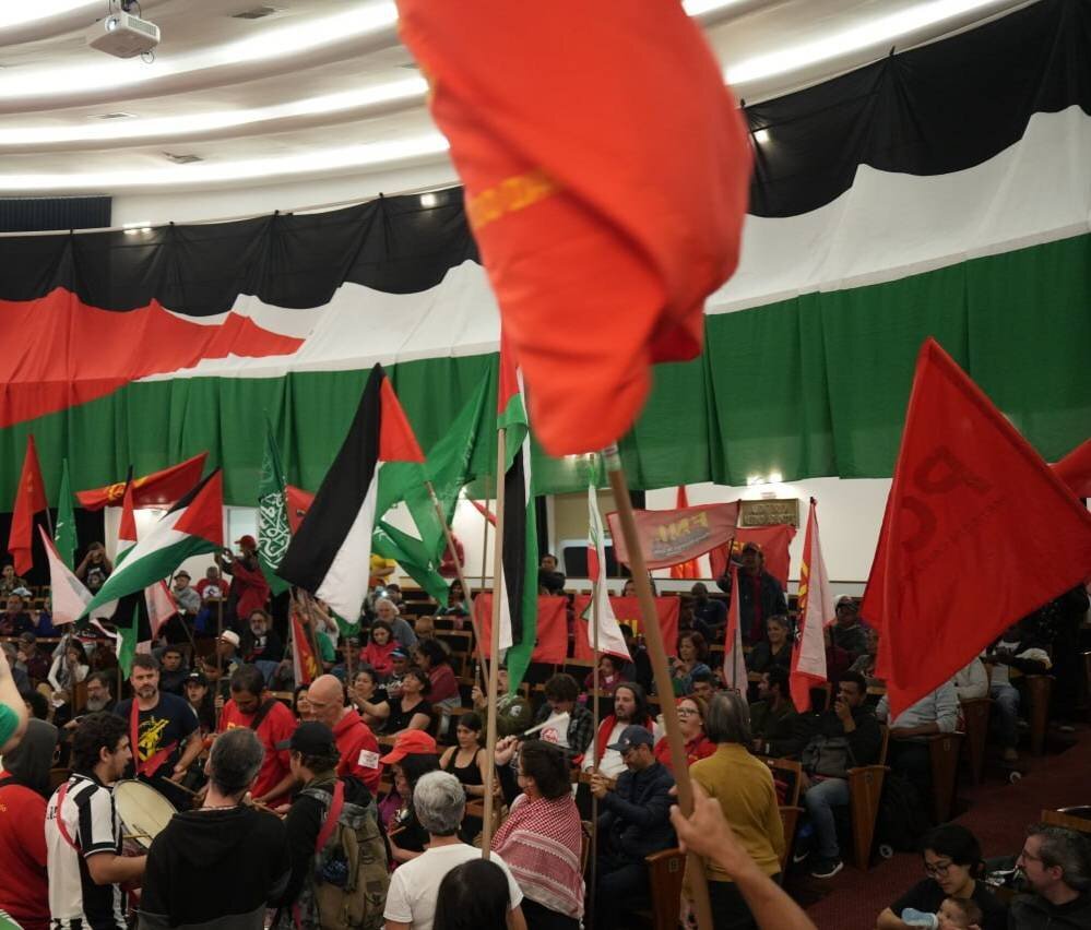 پرچم ۳۰ متری ایران در پل تاریخی سائوپائولو به اهتزاز درآمد+تصاویر