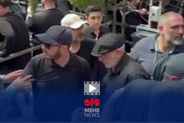 حضور سردار قاآنی و همسرش در مراسم تشییع پیکر شهیدان باقری و حاجی‌زاده