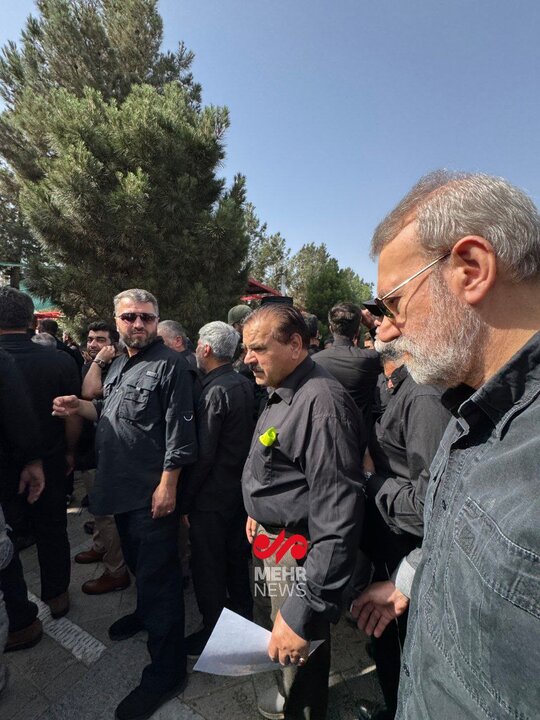 علی لاریجانی در مراسم تدفین سردار حاجی‌زاده