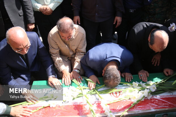 آیین تشییع شهيد مدافع وطن «نيما ايزدی آرا» از کارکنان يگان ويژه فراجا در کرمانشاه