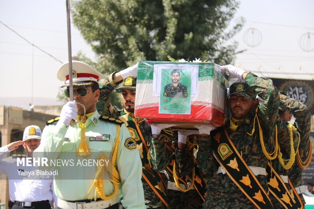 آیین تشییع شهيد مدافع وطن «نيما ايزدی آرا» از کارکنان يگان ويژه فراجا در کرمانشاه