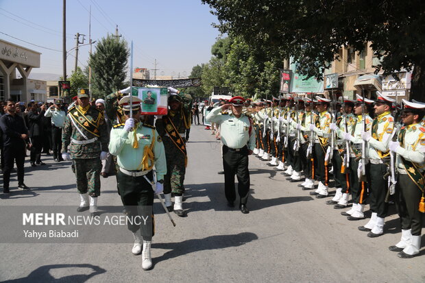 آیین تشییع شهيد مدافع وطن «نيما ايزدی آرا» از کارکنان يگان ويژه فراجا در کرمانشاه