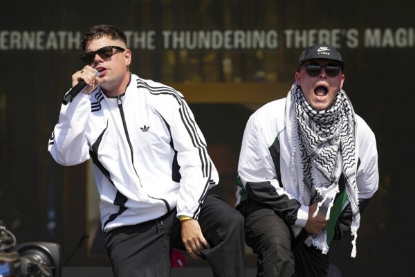 شعارهای ضدصهیونیستی یک گروه موسیقی در انگلستان جنجال به پا کرد