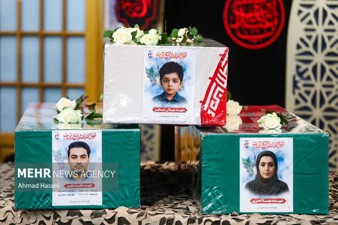 وداع با پیکر ۴ شهید تعرض رژیم صهیونیستی در حرم امام رضا (ع)