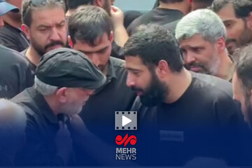 گفت‌وگوی سردار قاآنی با خانواده شهید حاجی‌زاده در مراسم تشییع شهدا