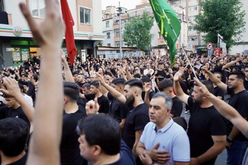 İstanbul Zeynebiye Camii’ne İmam Hüseyin (a.s) matem bayrağı asıldı