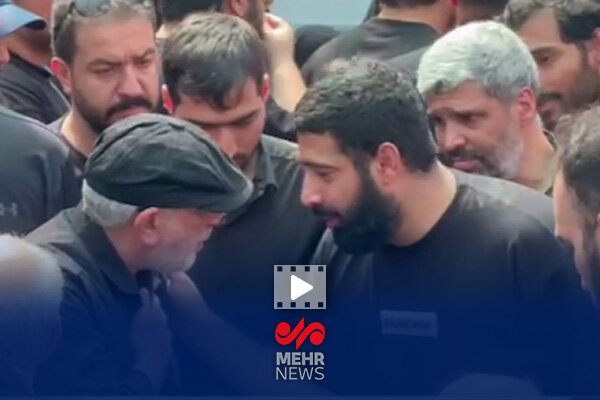 گفتوگوی سردار قاآنی با خانواده شهید حاجیزاده در مراسم تشییع شهدا گفتوگوی سردار قاآنی با خانواده شهید حاجیزاده در مراسم تشییع شهدا