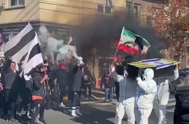Arjantinli taraftarlar İsrail tabutunu ve İran bayrağını kaldırdı Arjantinli taraftarlar İsrail tabutunu ve İran bayrağını kaldırdı