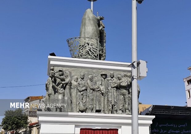 رونمایی از یادمان شهدای پل ذهاب در میدان شهرداری رشت