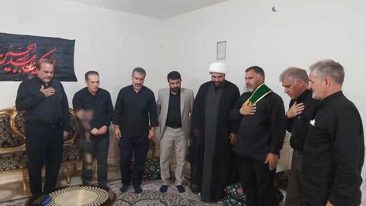 خادم و چایی ریز هیئت سینه‌زنی اباعبدالله الحسین (ع) خرم‌آباد تکریم شد