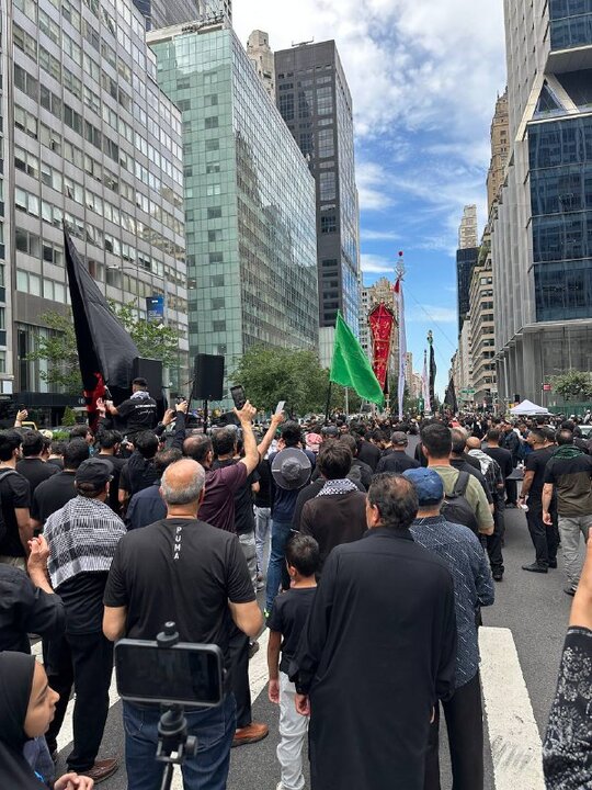 کمپین «Who is Hussain»در منهتن نیویورک با حضور عزاداران برگزار شد کمپین «Who is Hussain»در منهتن نیویورک با حضور عزاداران برگزار شد