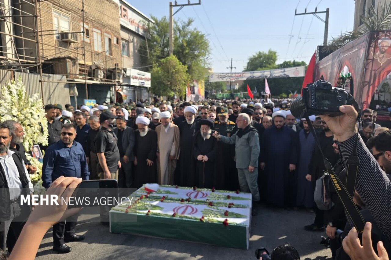 اقامه نماز بر پیکر سردار شهید غلامعلی رشید