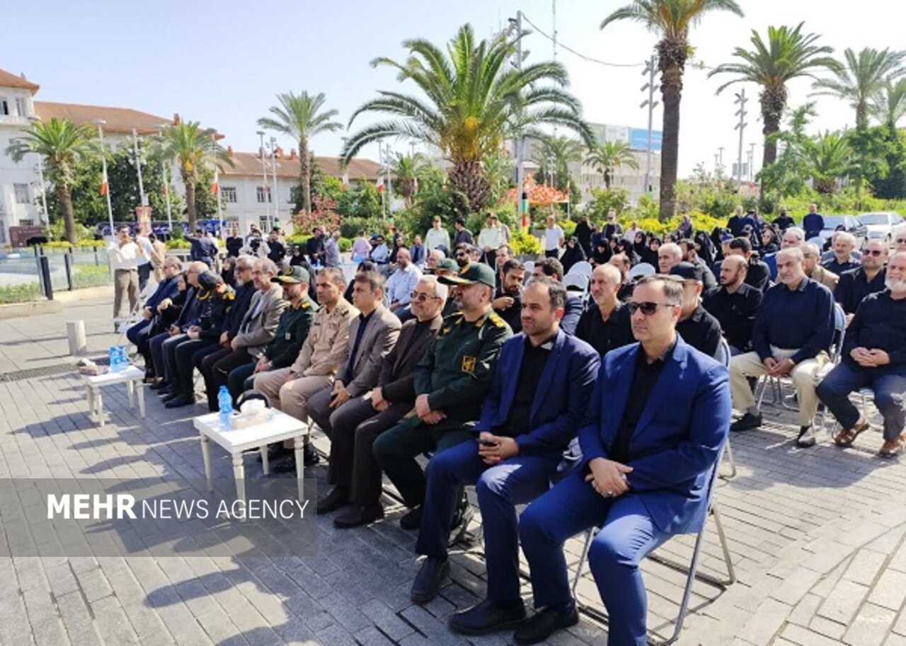 رونمایی از یادمان شهدای پل ذهاب در میدان شهرداری رشت