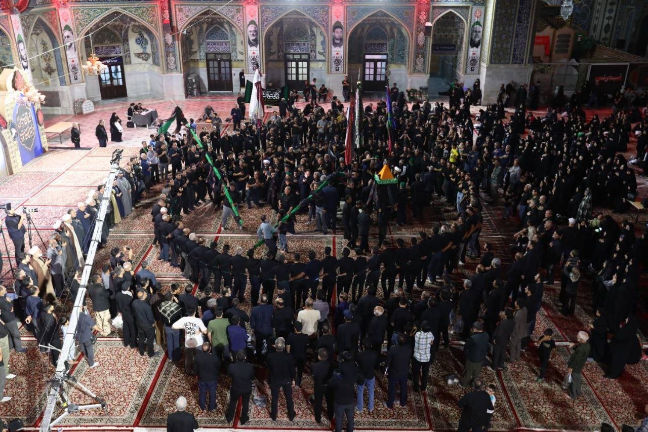 سینهزنی هیئت عزاداران سنتی استان خراسان شمالی در حرم امام رضا(ع) سینهزنی هیئت عزاداران سنتی استان خراسان شمالی در حرم امام رضا(ع)