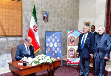 پاکستانی وزیراعظم کی ایرانی سفارتخانہ آمد، ایرانی شہریوں کی شہادت پر تعزیت کا اظہار