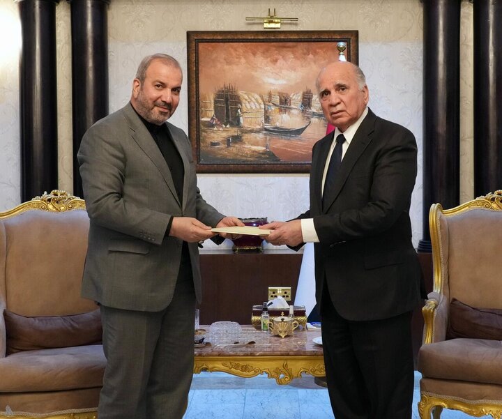 السفير الايراني في العراق يسلم رسالة عراقجي لفؤاد حسين