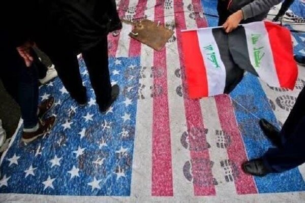 لگدمال شدن پرچمهای آمریکا و اسرائیل توسط عزاداران حسینی در همدان