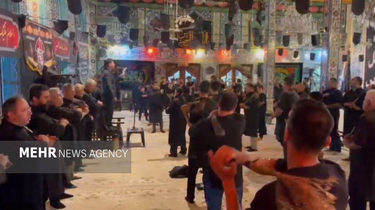 شب پنجم محرم در آستارا؛ نوای «یاحسین» در مساجد و تکایا طنینانداز شد شب پنجم محرم در آستارا؛ نوای «یاحسین» در مساجد و تکایا طنینانداز شد