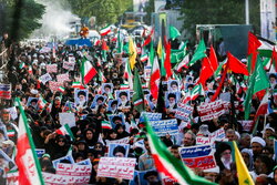 قم میں ہزاروں لوگوں کا کفن پوش مظاہرہ، لبیک یا خامنہ ای کے فلک شگاف نعرے+ ویڈیو