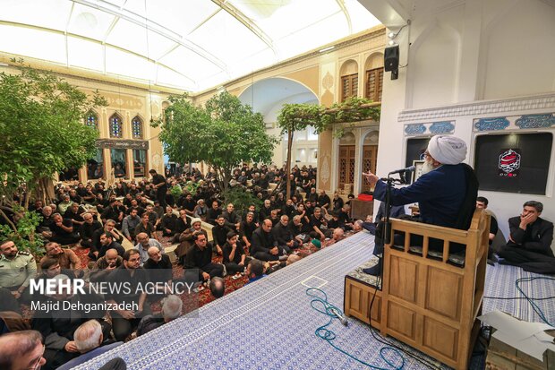 روضه‌خوانی سنتی دهه اول محرم در بیت شهید صدوقی یزد