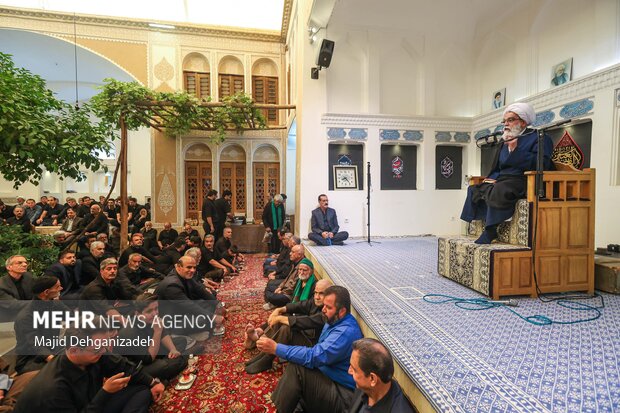 روضه‌خوانی سنتی دهه اول محرم در بیت شهید صدوقی یزد